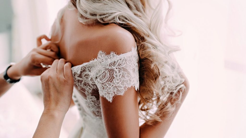 How To Get The Perfect Spray Tan Glow Before Your Wedding Day Wedding how-to-get-the-perfect-spray-tan-glow-before-your-wedding-day-wedding